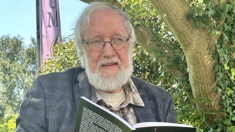 Dr. Joachim Frassl liest aus seinem neuen Buch.