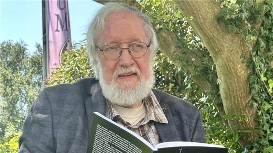 Dr. Joachim Frassl liest aus seinem neuen Buch.