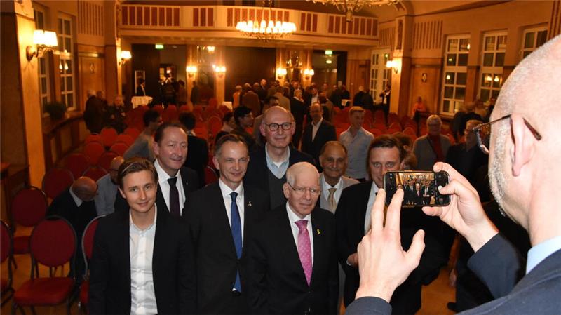 Josef Schuster vom Zentralrat der Juden beklagt wachsenden Hass Dr. Josef Schuster (2.v.r. vorn), Präsident des Zentralrats der Juden in Deutschland, nach seiner Rede im "Achtermann" in Goslar. Mit dabei sind der niedersächsische CDU-Landesvorsitzende Sebastian Lechner (r.), der Braunschweiger CDU-Landesvorsitzende Christoph Plett (4.v.r.), CDU-Kreisvorsitzender Ralph Bogisch (2.v.l.), Christoph Brors, Landesbeauftragter der Konrad-Adenauer-Stiftung Niedersachsen, und die beiden CDU-Bundestagskandidaten Dr. Constantin Weigel (l.) und Professor Dr. Reza Asghari.