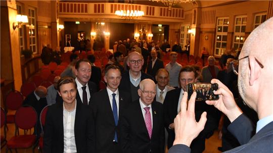 Dr. Josef Schuster (2.v.r. vorn), Präsident des Zentralrats der Juden in Deutschland, nach seiner Rede im "Achtermann" in Goslar. Mit dabei sind der niedersächsische CDU-Landesvorsitzende Sebastian Lechner (r.), der Braunschweiger CDU-Landesvorsitzende Christoph Plett (4.v.r.), CDU-Kreisvorsitzender Ralph Bogisch (2.v.l.), Christoph Brors, Landesbeauftragter der Konrad-Adenauer-Stiftung Niedersachsen, und die beiden CDU-Bundestagskandidaten Dr. Constantin Weigel (l.) und Professor Dr. Reza Asghari.