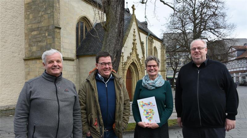Dr. Jürgen Franz Selke-Witzel (2.v.li.) und Andrea Bock führen die Projektgruppe „Zukunftsräume“ an, in der auch Andreas Pleyer (li.) und Pfarrer Thomas Mogge (re.) mitarbeiten.