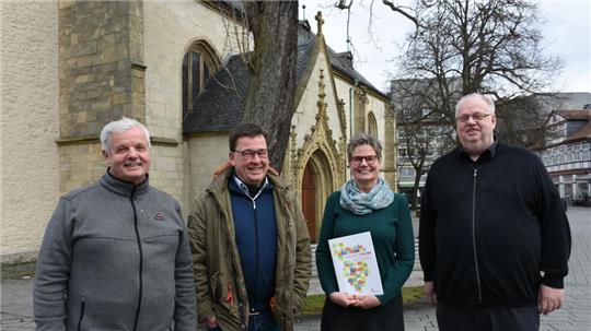 Dr. Jürgen Franz Selke-Witzel (2.v.li.) und Andrea Bock führen die Projektgruppe „Zukunftsräume“ an, in der auch Andreas Pleyer (li.) und Pfarrer Thomas Mogge (re.) mitarbeiten.