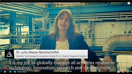 Dr. Julia Meese-Marktscheffel ist ab dem heutigen Montag in der Starck-Videoreihe „Soft Power in Hard Metals“ zu sehen. Die Berlinerin findet nach einem Hawaii-Aufenthalt den beruflichen Weg in den Harz, wird 1994 noch unter Starck-Chef Peter Kählert zu seligen Bayer-Zeiten eingestellt und fängt dort in der traditionellen Abteilung für Forschung und Entwicklung an.  Fotos: Starck, privat