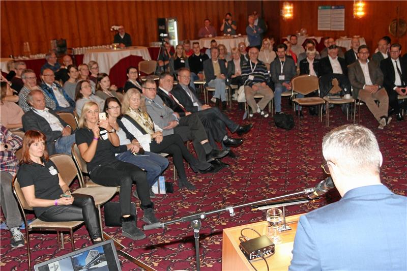 Dr. Justus Hausschild (kleines Bild) eröffnet den zweiten Winterfortbildungskongress für Zahnärzte, den er bis zum morgigen Sonntag im Maritim veranstaltet. Fotos: Eggers