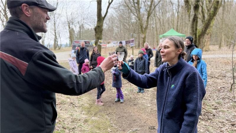 Dr. Katharina Meyer-Schulz und Alexander Frese stoßen mit einem Glas Harzer Wasser auf den Erfolg der Aktion an. 
