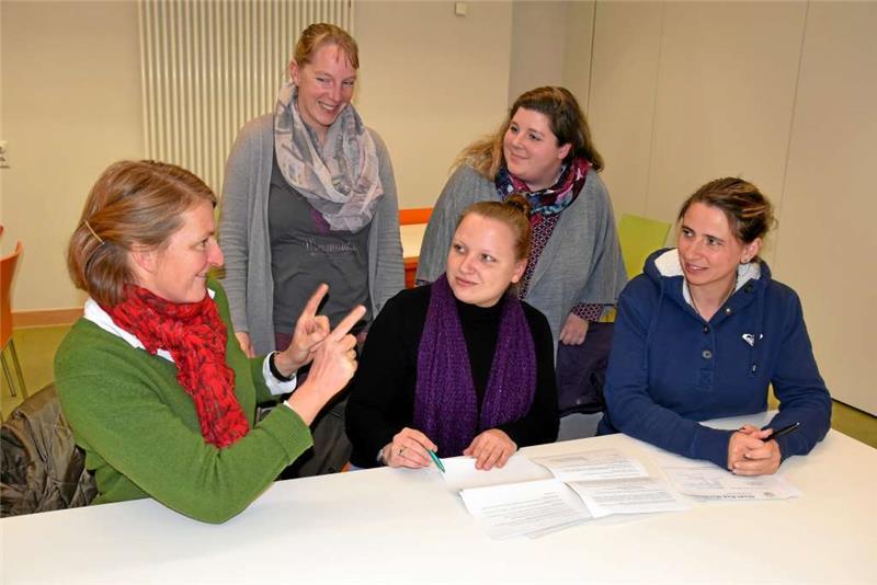 Dr. Katrin Klinge (li.) freut sich auf eine gute Zusammenarbeit mit dem neu gewählten Vorstand (v. li.): Jennifer Krueger-Hackl (Beisitzerin), Kathleen Feil (Beisitzerin), Nicole Jordan (2. Vorsitzende), Roxana Wagner (Beisitzerin). Foto: Mühling