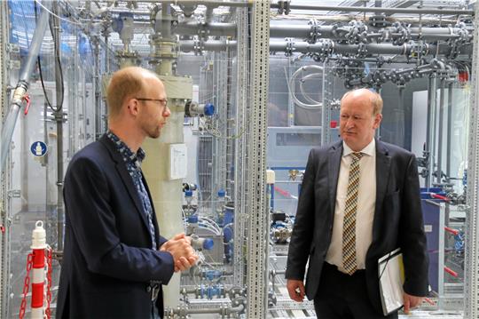 Dr. Maik Becker (links) erläutert Niedersachsens Finanzminister Reinhold Hilbers das Wasserstoff-Projekt. Foto: Roß