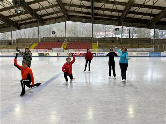 Dr. Martina Vogs (l.) trainiert im Eisstadion in Braunlage unter anderem mit der ehemaligen Deutschen Meisterin im Eiskunstlauf, Marina Kielmann (r.). Foto: Eggers