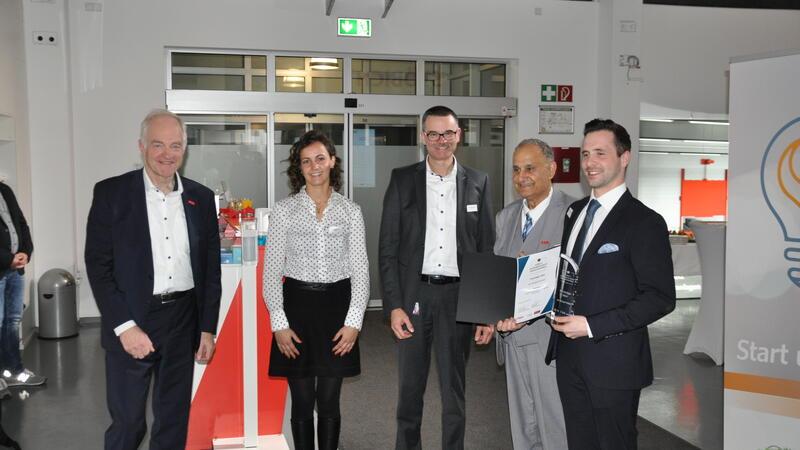 Dr. Michael Fröhlich ist der neue Stöbich-Preisträger Dr. Michael Fröhlich (r.) erhält den Stöbich-Promotionspreis für Entrepreneurship. Es gratulieren der Braunschweiger TU-Vizepräsident Professor Dr.-Ing. Arno Kwade, Liesa Stöbich als Tochter des Stifters, Stöbich-Geschäftsführer Alexander Dolipski und Professor Dr. Reza Asghari als Jury-Vorsitzender (v.l.).