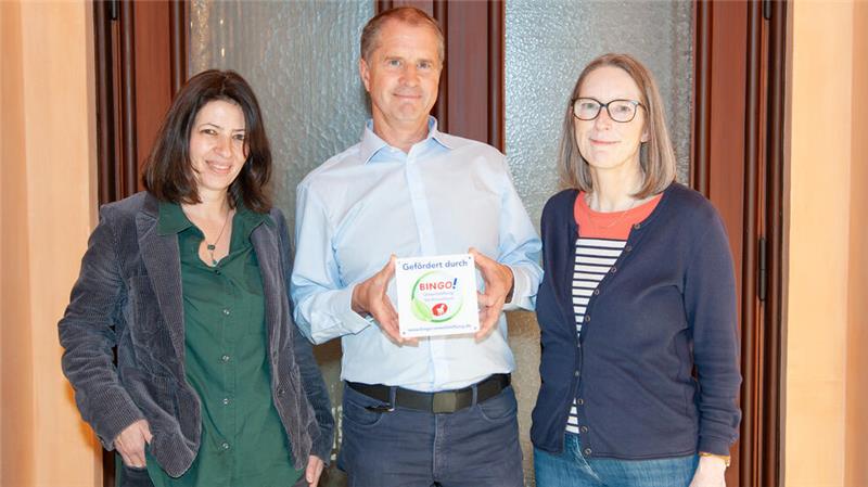 TU Clausthal erhält 50.000 Euro für Sanierung historischer Türen Dr. Nadja Wischmeyer (v.l.), Joachim Mertens und Maria Schütte freuen sich über die Förderung der Bingo-Umweltstiftung.