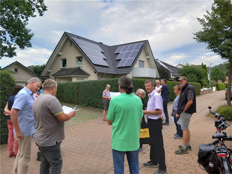 Erstmals „Watt“-Wanderung in Wolfshagen Dr. Norbert Eidam (5.v.re.) begrüßt die 20 Teilnehmer kurz vor Beginn der Wattwanderung. Fotos: Neddermeier