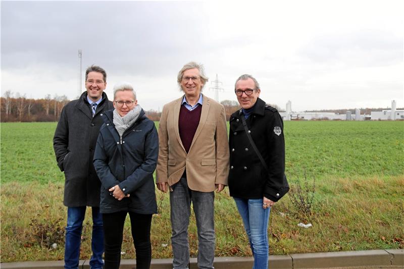 Dr. Oliver Junk, Rosemarie Walter, Dr. Christoph Freist und Dirk Becker vor der Entwicklungsfläche: Im Hintergrund sind die Produktionshallen von „Dr. Freist Automotive“ zu sehen.  Foto: Roß