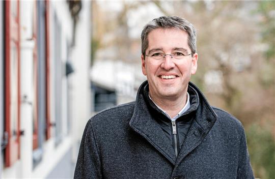 Ein Mann blickt in die Kamera.