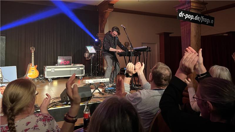 Dr. Pop forscht mit den Harzburgern in den Untiefen der Hit-Kultur Dr. Pop haut auf der Bühne in die Tasten, während das Publikum im Saal ihn feiert.