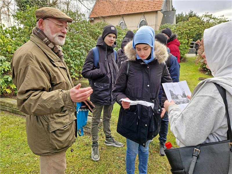 HRS-Schüler präsentieren Gedenktafel am Friedhof Dr. Rainer Bendick, Bildungsreferent beim Braunschweiger Volksbund-Bezirksverband, spricht bei einer Exkursion mit HRS-Schülerinnen und -Schülern über das Explosionsunglück „Werk Tanne“. Archivfoto: Knoke