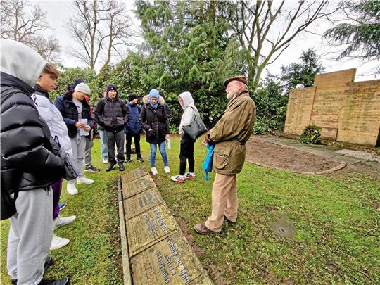 Dr. Rainer Bendick (rechts) erklärt HRS-Schülern Hintergründe zum Denkmal, das an das Werk-Tanne-Unglück erinnert. Foto: Knoke