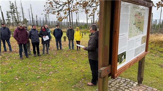 Dr. Roland Pietsch, der Leiter des Nationalparks Harz, weiht die neue Infotafel auf dem ehemaligen Ehrenfriedhof in Oderbrück ein.