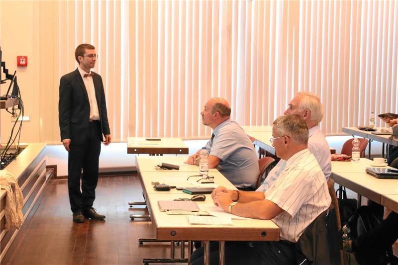 Dr. Sebastian Dahle (li.) ist Moderator des Wettbewerbs und Initiator der neuen Kooperation zwischen der TU Clausthal und der Universität Ljubljana. Prof. Marko Petric,  Prof. Dieter Kaufmann und Dr. Leif Steuernagel (v. r.) entschieden als Juroren über den Sieg.