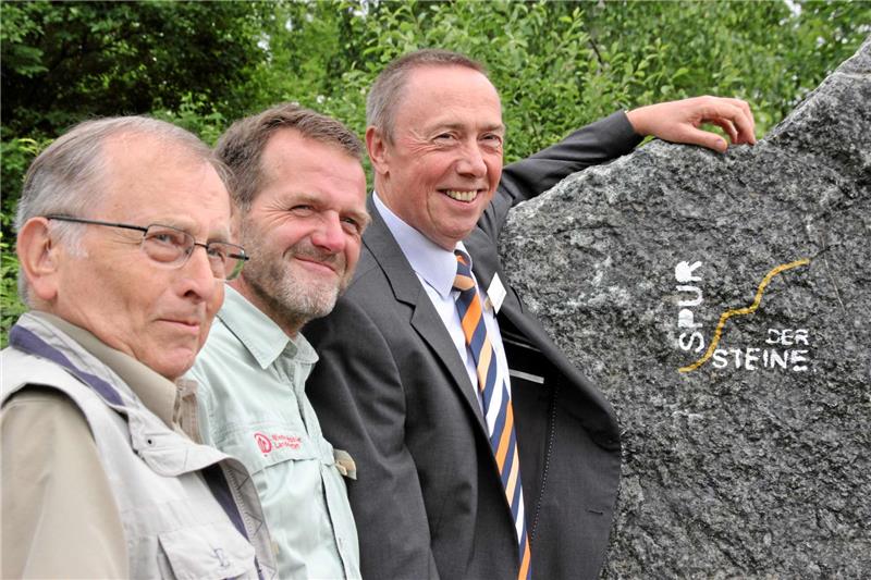 Dr. Siegfried Klingebiel (re.), der jetzt sein Ratsmandat abgibt, ist einer der Köpfe hinter der „Spur der Steine" - hier mit Willi Grope (li.) und Rainer Hoffmeister. Foto: GZ-Archiv