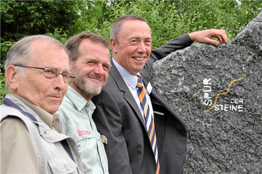 Dr. Siegfried Klingebiel (re.), der jetzt sein Ratsmandat abgibt, ist einer der Köpfe hinter der „Spur der Steine" - hier mit Willi Grope (li.) und Rainer Hoffmeister. Foto: GZ-Archiv