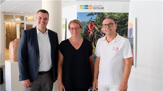 Dr. Steffen Schmerer (rechts) und Dr. Bettina Rein nahmen den Förderbescheid von Landrat Dr. Alexander Saipa im Kreishaus entgegen.