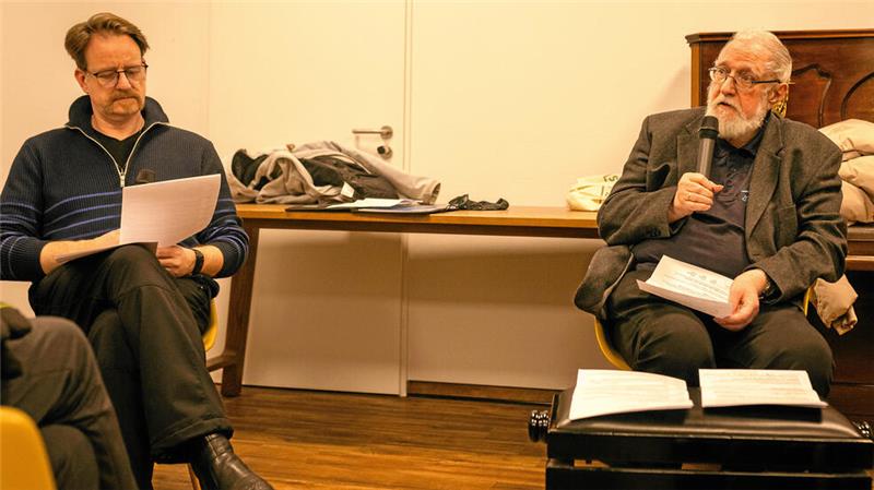 Dr. Stephan Blöß (l., Naturwissenschaftler und als Seesener Stadtführer in der Figur des Lehrers Dr. Willy Mönch unterwegs) trifft sich im „Klassenzimmer“ des Alumnats zum historisch-politischen Dialog mit Dr. Joachim Frassl, Experte der jüdischen Geschichte Seesens.