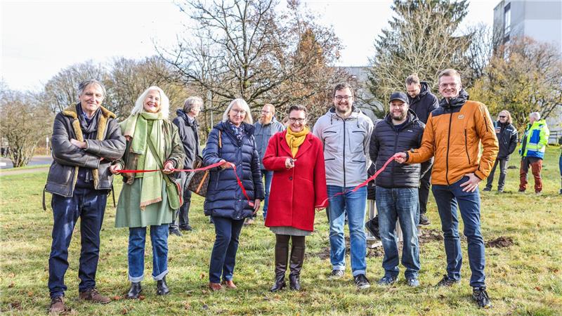 Die TU-Präsidentin und weitere Anwesende zerschneiden das symbolische Band.