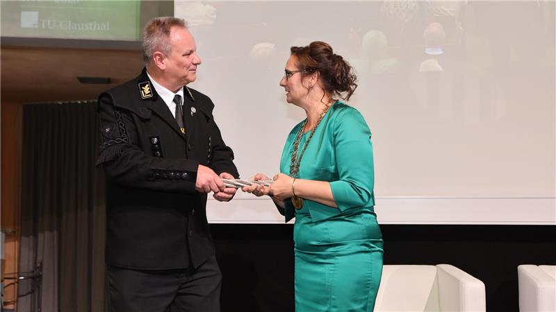 TU Clausthal und Bergschule feiern 250. Geburtstag Das Foto zeigt TU-Präsidentin Dr. Sylvia Schattauer, die den Staffelstab an Michael Richter von der Fachschule überreicht.