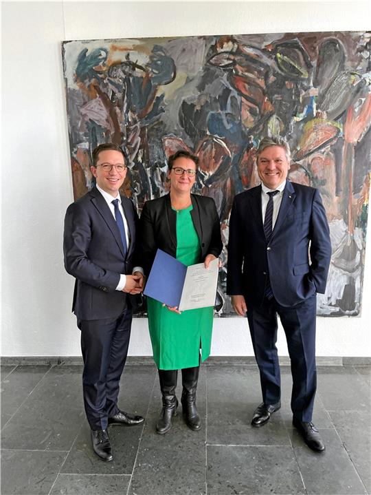 Dr. Sylvia Schattauer wird von Minister Falko Mohrs (l.) zur neuen TU-Präsidentin ernannt. Rechts im Bild der Staatssekretär und frühere TU-Clausthal-Präsident Prof. Joachim Schachtner. Foto: Wissenschaftsministerium