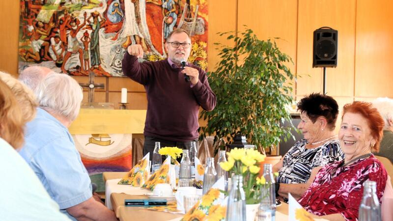 „Stand-up-History“ lässt Vergangenheit lebendig werden Dr. Thomas Dahms erzählt beim Seniorenkreis Langelsheim.
