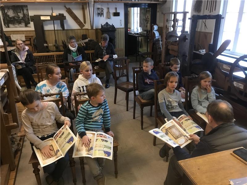 Piraten-Abenteuer bei der Goslarschen Zeitung Dr. Thomas Dahms liest in Langelsheim aus seinem Comic „Roswitha von Gandersheim vor.“ Foto: Privat