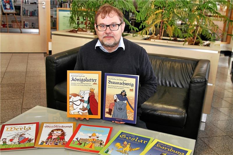 Dr. Thomas Dahms präsentiert seine zwei neusten Werke, die seine historische Comicreihe abschließen.  Foto: Leifeld
