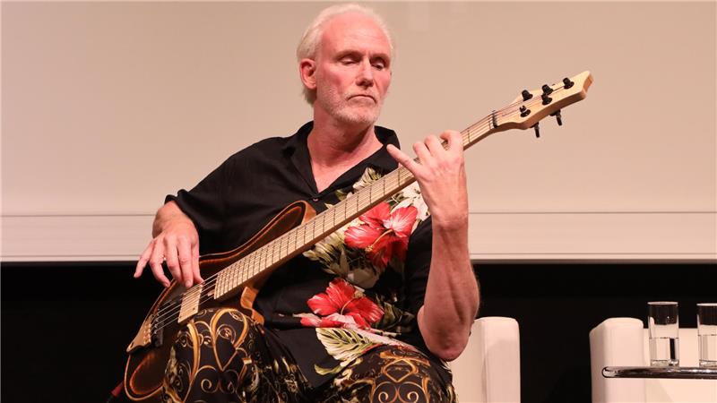 Instrumentenbauer aus dem Harz erhält den Bayerischen Staatspreis Dr. Thomas Schirmer vom Institut für Endlagerforschung entlockt dem ultraleichten Bass beim TU-Geburtstag im vorigen Jahr eindrucksvolle Klänge.