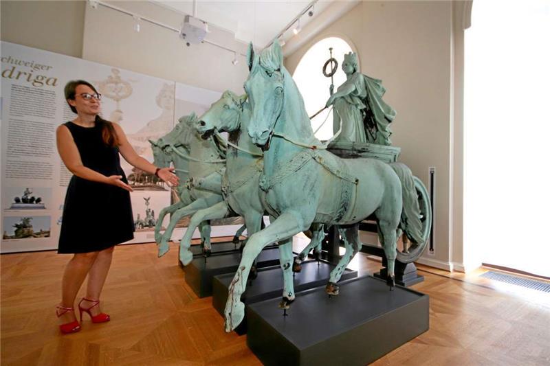 Dr. Ulrike Sbresny, Geschäftsführerin der Stiftung Residenzschloss Braunschweig und Leiterin des Schlossmuseums, präsentiert das Hauptexponat zur Sonderausstellung: die Seesener Quadriga. Die Figurengruppe ist eine der wenigen erhaltenen Quadriga-Originale aus dem 19. Jahrhundert. Fotos: Gereke