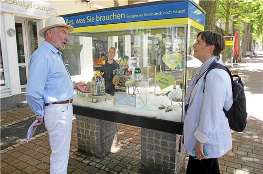 Dr. Ulrike Witt, Landesbeauftragte für Regionale Landesentwicklung, und Bad Harzburgs Bürgermeister Ralf Abrahms beim Rundgang durch die Fußgängerzone. Die dortigen Vitrinen sollen als nächstes aufgewertet werden. Foto: Fricke