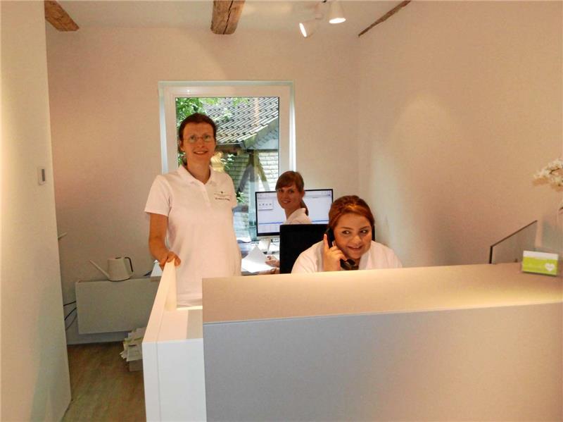 Dr. Verena Puppe bespricht sich mit ihren Mitarbeiterinnen Lisa Brandes und Raziye Basgüner (v.li.).  Foto: Borchers