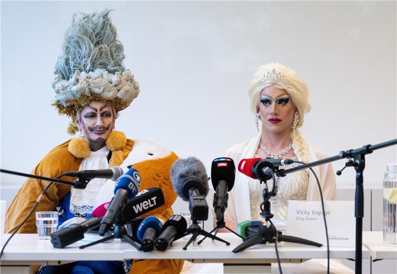 Drag-King Eric BigClit (l) und Drag-Queen Vicky Voyage nehmen nach der Lesung in der Münchner Stadtbibliothek an einer Pressekonferenz teil.