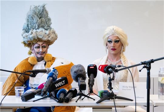 Drag-King Eric BigClit (l) und Drag-Queen Vicky Voyage nehmen nach der Lesung in der Münchner Stadtbibliothek an einer Pressekonferenz teil.