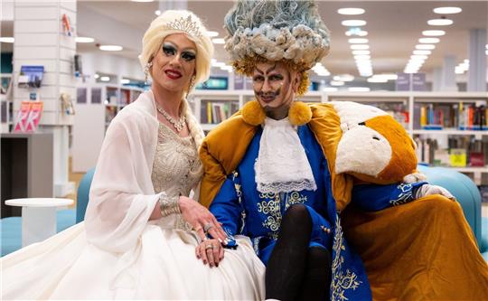 Drag King Eric BigClit (r.) und Dragqueen Vicky Voyage, aufgenommen nach der Lesung in der Stadtteilbibliothek.