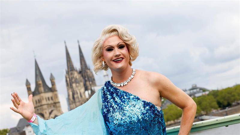 CSD in Köln: Warum „Flirty Flamingo“ auf die Straße geht Drag Queen Meryl Deep hält es für wichtig, dass die queere Community Flagge zeigt.