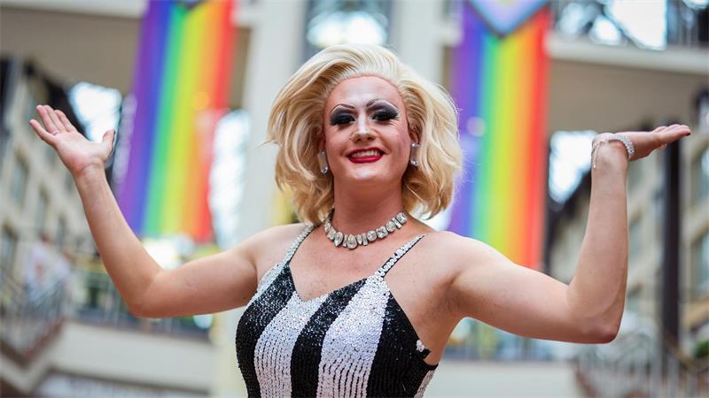 Eine Conchita Wurst des Mittelalters als queere Heilige? Dragqueen Meryl Deep feiert beim Kölner CSD - einem der größten Europas (Archivbild).