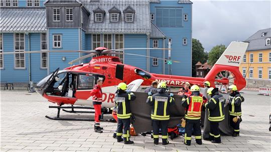 Dramatische Szenen spielen sich am 8. August vor der Marktkirche ab: Der Schwerverletzte wird vor dem Rettungshubschrauber noch einmal versorgt und dann zum Abtransport eingeladen. GZ-Archivfoto: Neuendorf