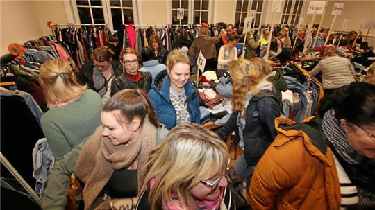 Drangvolle Enge herrscht zeitweise beim Moonlight-Shopping im Dorfgemeinschaftshaus Nauen. Die Premierenveranstaltung des Basarteams Neiletal kommt bei den Gästen gut an.