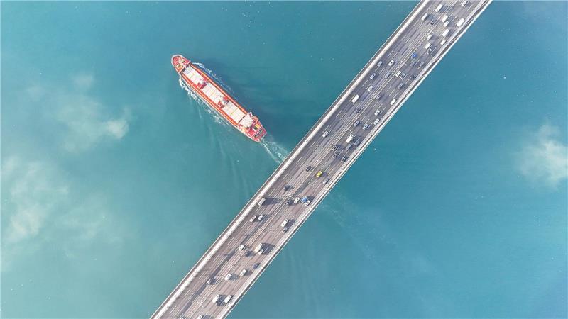 Draufblick: Ein Schiff ist unterhalb der Fatih-Sultan-Mehmet-Brücke auf dem Bosporus in Istanbul unterwegs