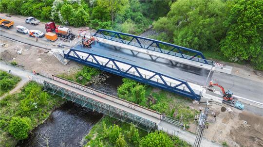 Draufgeschaut: In zweieinhalb Wochen soll der Verkehr wieder über die Okerbrücke fließen.