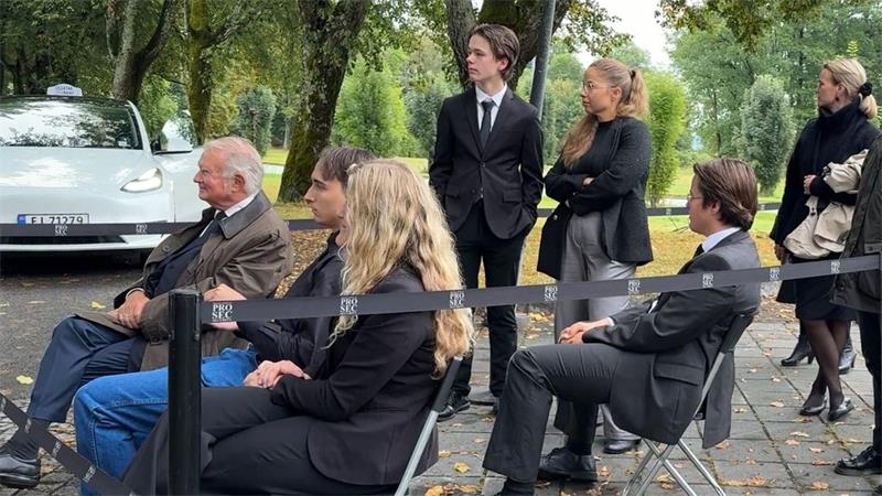 Draußen hatten Norwegerinnen und Norweger seit acht Uhr morgens darauf gewartet, am Gottesdienst teilnehmen zu dürfen - unter ihnen Vincent Jebsen (links). Für 400 Menschen war in der Kirche Platz. 