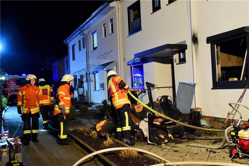 Draußen löscht die Feuerwehr einige Einrichtungsgegenstände. Foto: Koglin