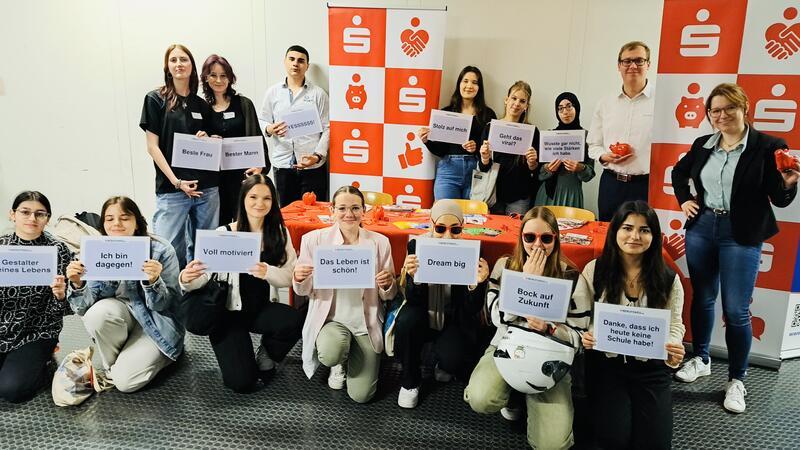 Berufsweg-Parcours am CvD-Gymnasium: Welcher Job passt zu wem? „Dream big“, „Bock auf Zukunft“ und „Danke, dass ich heute keine Schule habe“: Botschaften, die der zehnte Jahrgang des CvD-Gymnasiums auf Plakaten zur Berufsorientierung bereithält.