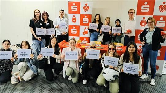 „Dream big“, „Bock auf Zukunft“ und „Danke, dass ich heute keine Schule habe“: Botschaften, die der zehnte Jahrgang des CvD-Gymnasiums auf Plakaten zur Berufsorientierung bereithält.