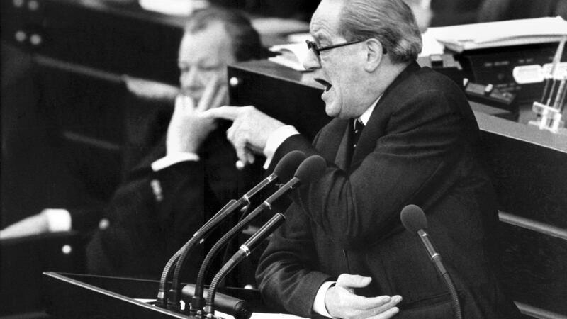 Start in der Turnhalle: Der Bundestag wird 75 „Dreckschleuder“: Der SPD-Politiker Herbert Wehner wurde gern deutlich im Bundestag.